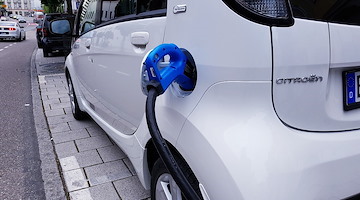 Auto elettriche, Consumerismo: "Costano ancora troppo anche se il pieno è meno caro"
