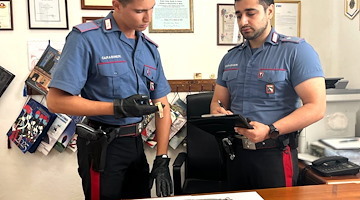 Bologna, sventa una truffa all’anziana vicina: i Carabinieri arrestano un minorenne e recuperano la refurtiva