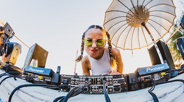 Dal furore magmatico di Napoli al Dum Dum Republic: la grande festa in spiaggia a Paestum con Dj AÜRA