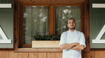 Foraging d’alta quota: a Baita Piè Tofana si raccolgono erbe spontanee in attesa della nuova stagione