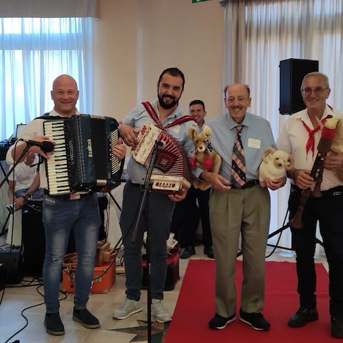 A Salerno per abbracciare cinque generazioni di parenti. Festa per Vito Cavallo, il “re” dei taralli di Colliano che ha conquistato l’America
