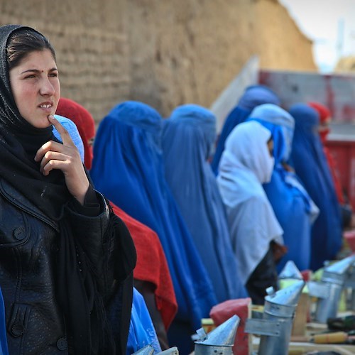 Afghanistan, protesta delle donne contro divieto istruzione ragazze