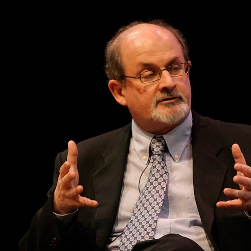 Aggressione Rushdie, lo scrittore è attaccato ad un respiratore e rischia di perdere un occhio