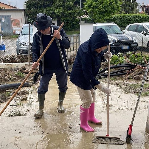 Alluvione Emilia Romagna, Laura Pausini pubblica foto dei genitori che spalano fango