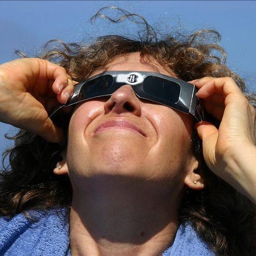 Amazon ritira dalla vendita gli occhiali per osservare l'eclissi, lenti potrebbero non essere a norma