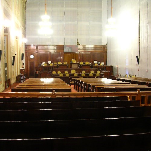 Assemblea regionale siciliana aumenta stipendi ai deputati per adeguamento buste paga al costo della vita
