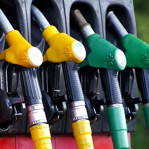 Benzina sale ancora in autostrada: self a 2,014 euro