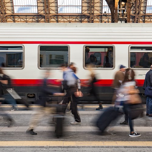 Bidella di Napoli lavora a Milano facendo la pendolare tutti i giorni: "Treno costa meno di una stanza a Milano"