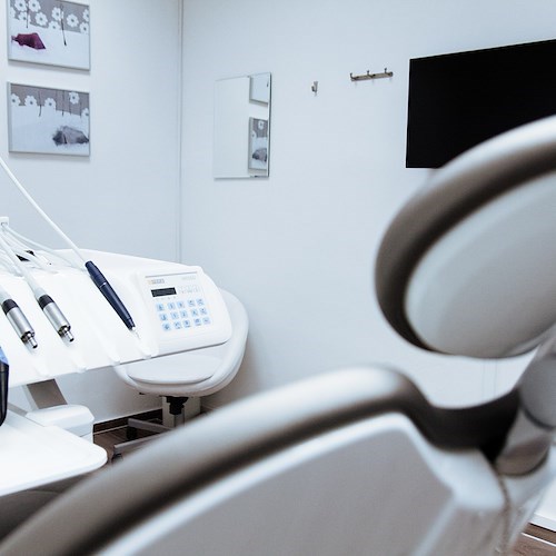 Brescia, muore uomo di 45 anni dopo cura odontoiatrica