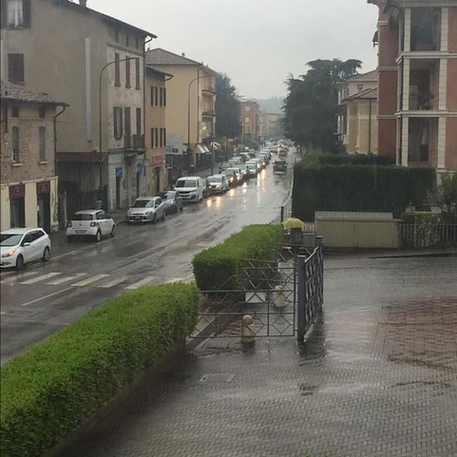 Brescia, una lunga coda dietro un’auto in sosta. La foto diventa virale