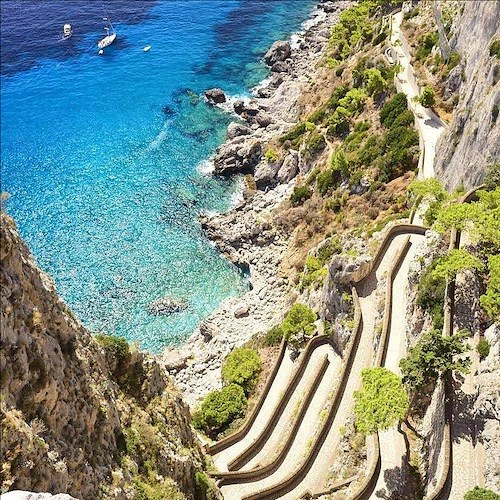 Calcinacci cadono dal costone di Capri, paura tra i residenti