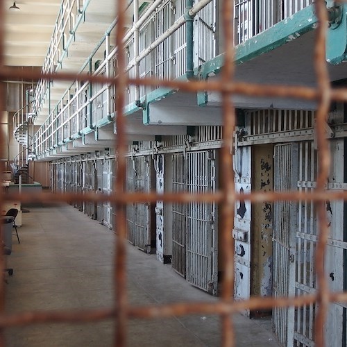 Carcere Velletri, litiga col compagno di cella e lo uccide a calci e pugni