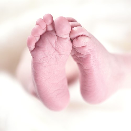 Caserta, neonata morta in culla con scottature ed ecchimosi sul corpicino