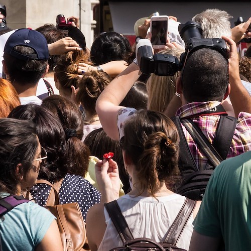 Cinque Terre, caos treni e turisti sui binari. Natale (Pd): "Organizzazione indecente"