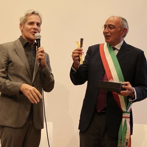 Claudio Baglioni riceve la cittadinanza onoraria di Ficulle che ha dato i natali alla sua famiglia