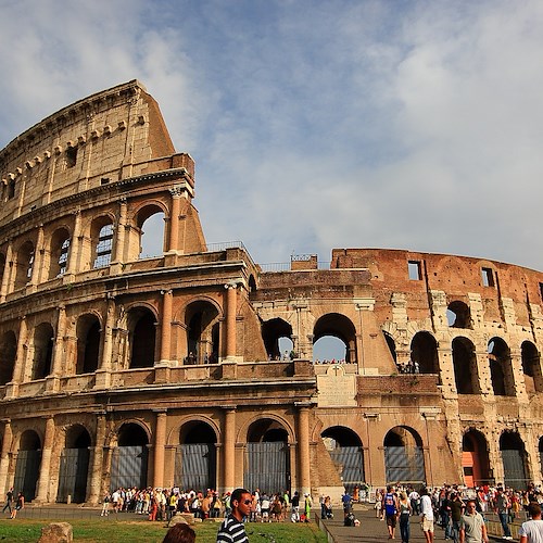 Colosseo, ennesimo sfregio di altri turisti
