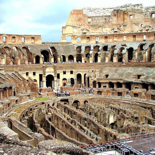 Colosseo, ennesimo sfregio di altri turisti