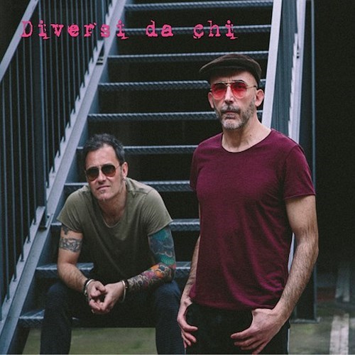 Con "Diversi da chi" torna il duo rock sassarese Factanonverba