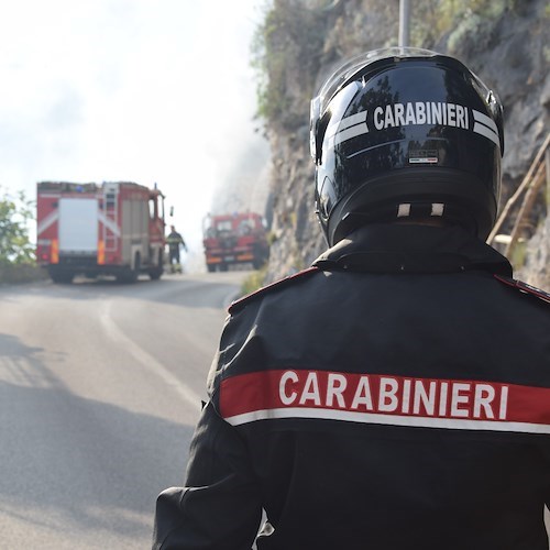 Conca dei Marini, fiamme lambiscono la ex Statale 366 Agerolina /foto /video