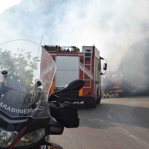 Conca dei Marini, fiamme lambiscono la ex Statale 366 Agerolina /foto /video