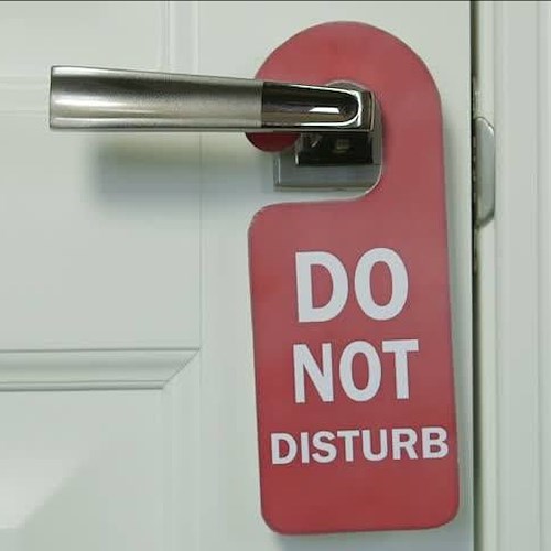 Costa d'Amalfi. Dopo 3 anni riaperta porta di camera d’albergo da dove il cliente aveva dimenticato di togliere la targhetta “non disturbare”. #Nullanews