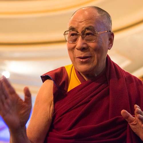 Dalai Lama chiede scusa per video con bambino