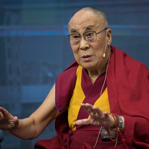 Dalai Lama chiede scusa per video con bambino