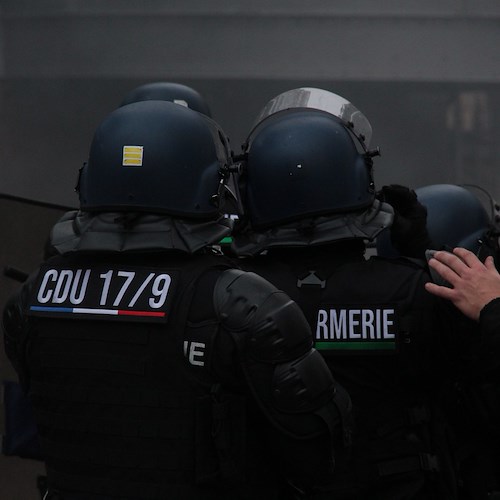Disordini e scontri in Francia, Macron: "Niente giustifica la violenza"
