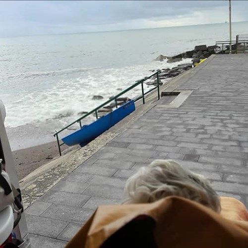 Dopo 18 giorni di ospedale chiede di vedere il mare: anziana accontentata dalla Croce Rossa di Cava