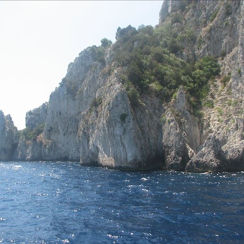Ennesima frana a Capri, roccia si stacca e cade in mare
