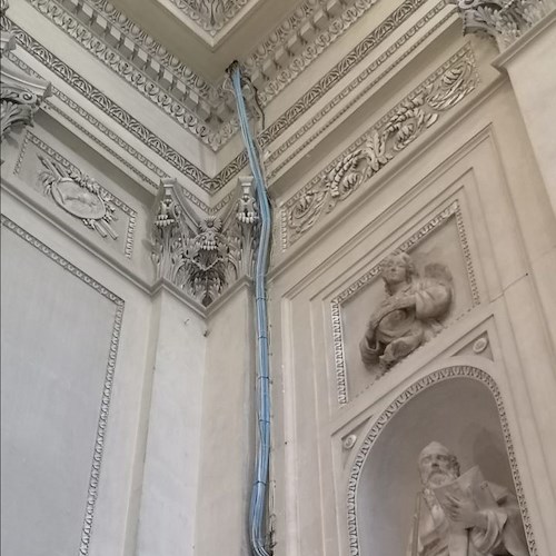 Fascio di fili trapassa bassorilievi della Cattedrale di Palermo, Monsignor Sarullo: «È lì da oltre mezzo secolo»