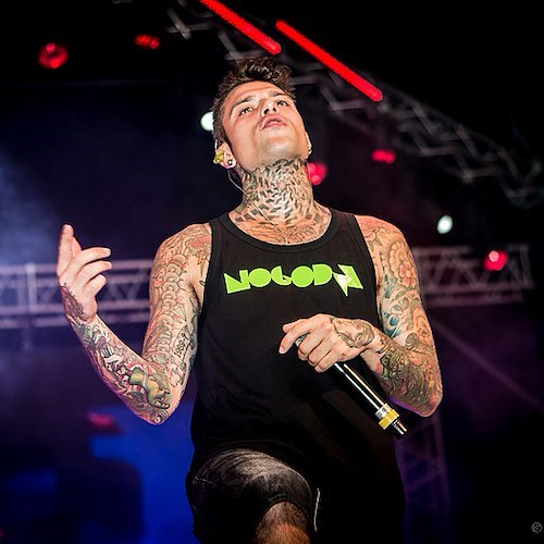 Fedez attacca il giornalista Mario Giordano che risponde: "Rivolgi i tuoi insulti altrove"