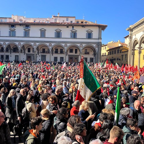 Firenze, corteo antifascista degli studenti con Schlein e Conte. Cgil: "Siamo più di 50mila"