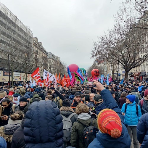 Francia, continuano scioperi contro riforma pensioni