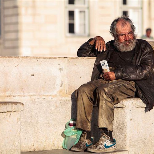 Francia: politici dormono con i senzatetto in segno di protesta