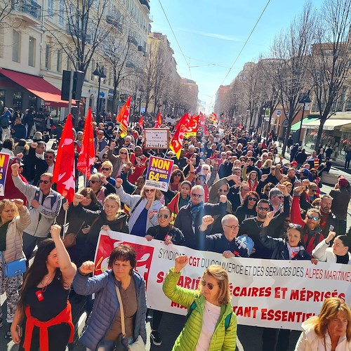 Francia, un milione in piazza contro riforma pensioni
