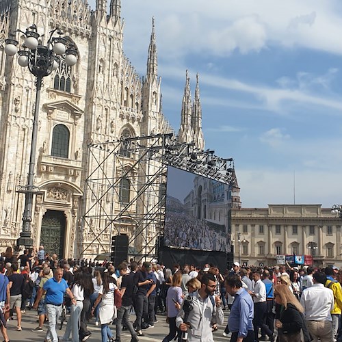 Funerali Berlusconi, una giornata in piazza Duomo con sostenitori e curiosi