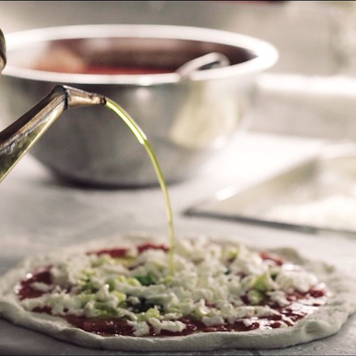 Gino Sorbillo e la margherita d’argento: il mondo della pizza incorona l'artigiano orafo Flavio Toro "The Masters of Beauty" / Video