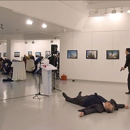 Giornata di tensione internazionale: Ambasciatore russo ucciso ad Ankara mentre a Berlino attentato con TIR sui mercatini di Natale / VIDEO