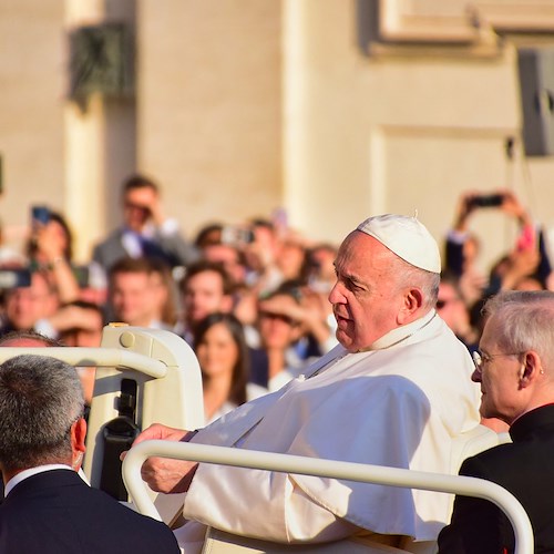 Giovedì Santo, il Papa bacia i piedi ai detenuti