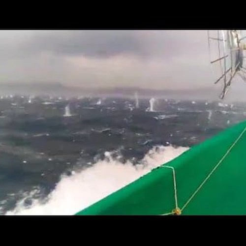 Golfo di Napoli, grandine: imbarcazione rischia di affondare