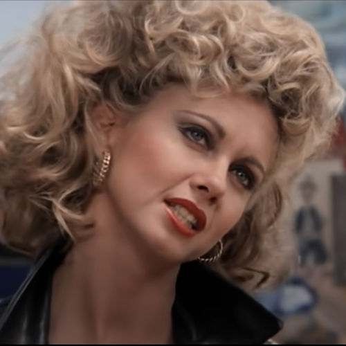 Il cast di "Grease" ricorda Olivia Newton-John 