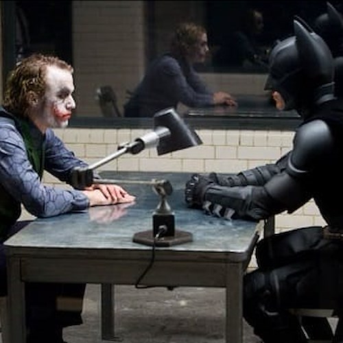 "Il cavaliere oscuro", Christian Bale ricorda Heath Ledger: «Sul set mi chiese di colpirlo davvero. Avevo il Joker davanti ai miei occhi»