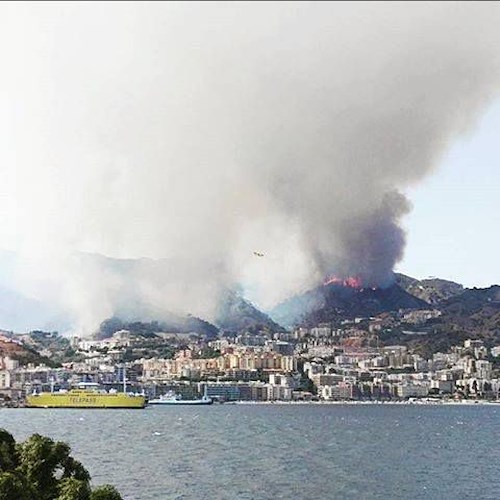 Incendi a ridosso dei centri urbani, in vari Comuni i cittadini denunciano l'aria irrespirabile