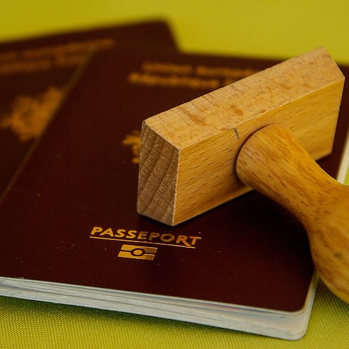 Indagine Altroconsumo, fino a 6 mesi per il rinnovo del passaporto