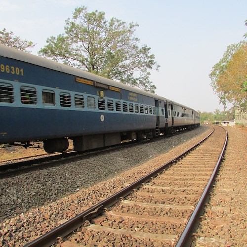 India, incidente treno provoca 275 morti. Ministro Ferrovie: "Ipotesi guasto segnale"