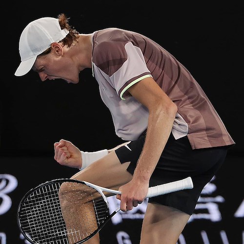 Jannik Sinner conquista la finale degli Australian Open: battuto Djokovic in quattro set