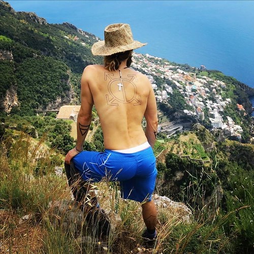 Jared Leto da Suicide Squad alla Costa d'Amalfi: un idolo part time