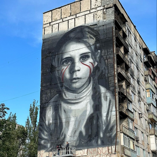 Jorit e la sua arte a Mariupol: “L’Occidente ci sta mentendo”