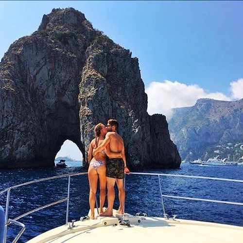 Kat Kerkhofs, la bella moglie di Martens su Instagram: "Vedi Napoli e poi muori 💙"